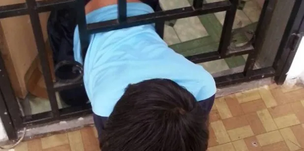 Seorang anak berusia 9 tahun terjepit di pagar karena berusaha keluar rumah untuk bermain © World of Buzz