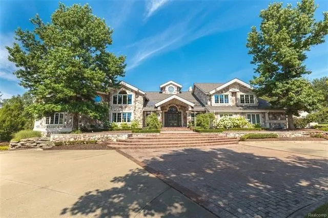 Rumah Eminem dijual 'murah' © E! Online