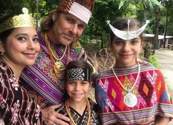 Keluarag Ayu Azhari memakai baju adat di NTT. cr: dokumentasi pribadi