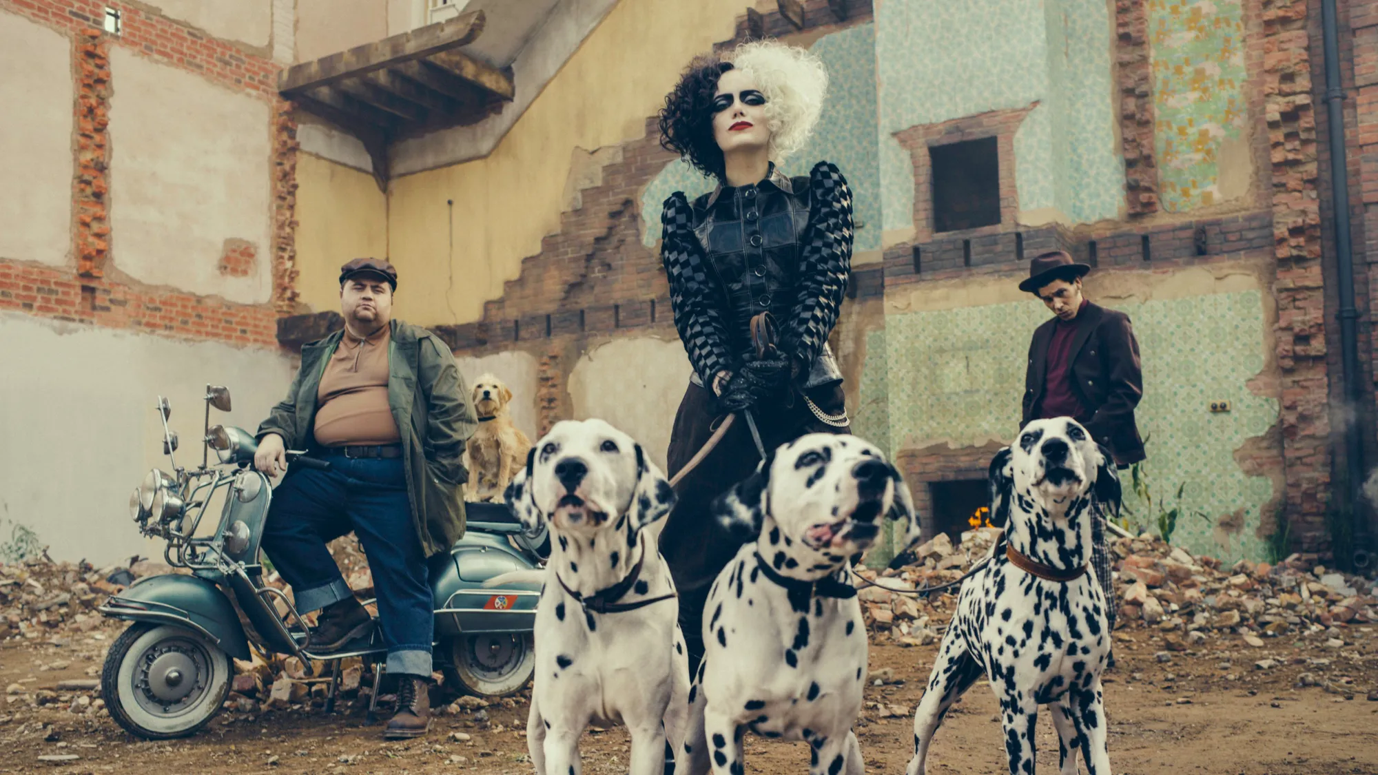 Teaser pertama CRUELLA yang menampilkan tiga sekawan Horace (Paul Walter Hauser), Cruella (Emma Stone), dan Jasper (Joel Fry). Copyright: Walt Disney Pictures.