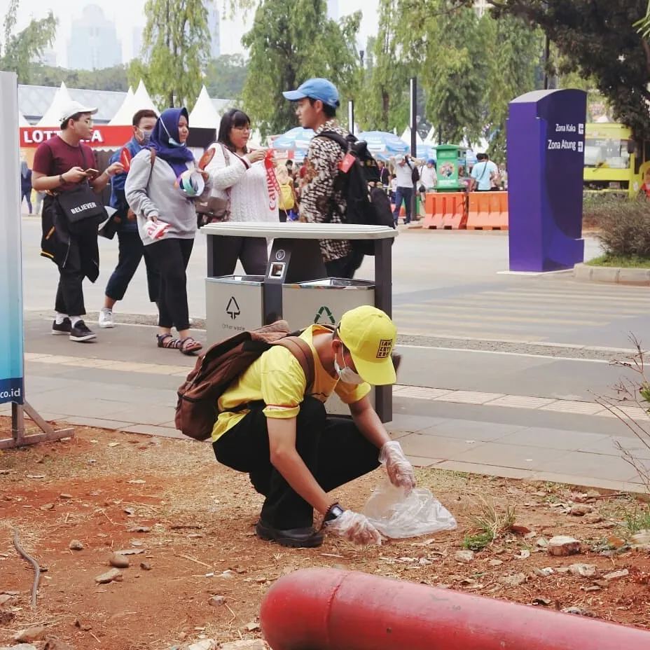 Pungut Puntung Rokok © Instagram/@tomi_nih