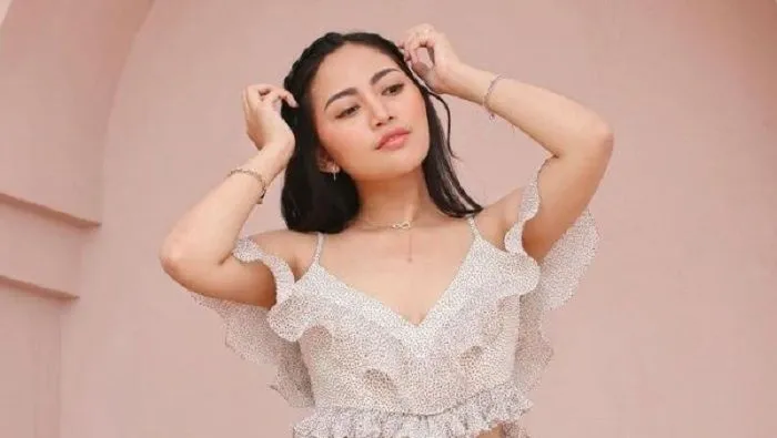 Instagram @rachelvennya