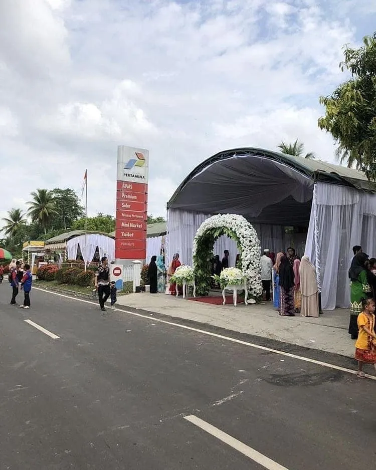 Pernikahan di Dalam SPBU © Facebook Indonesia Crazy Picture