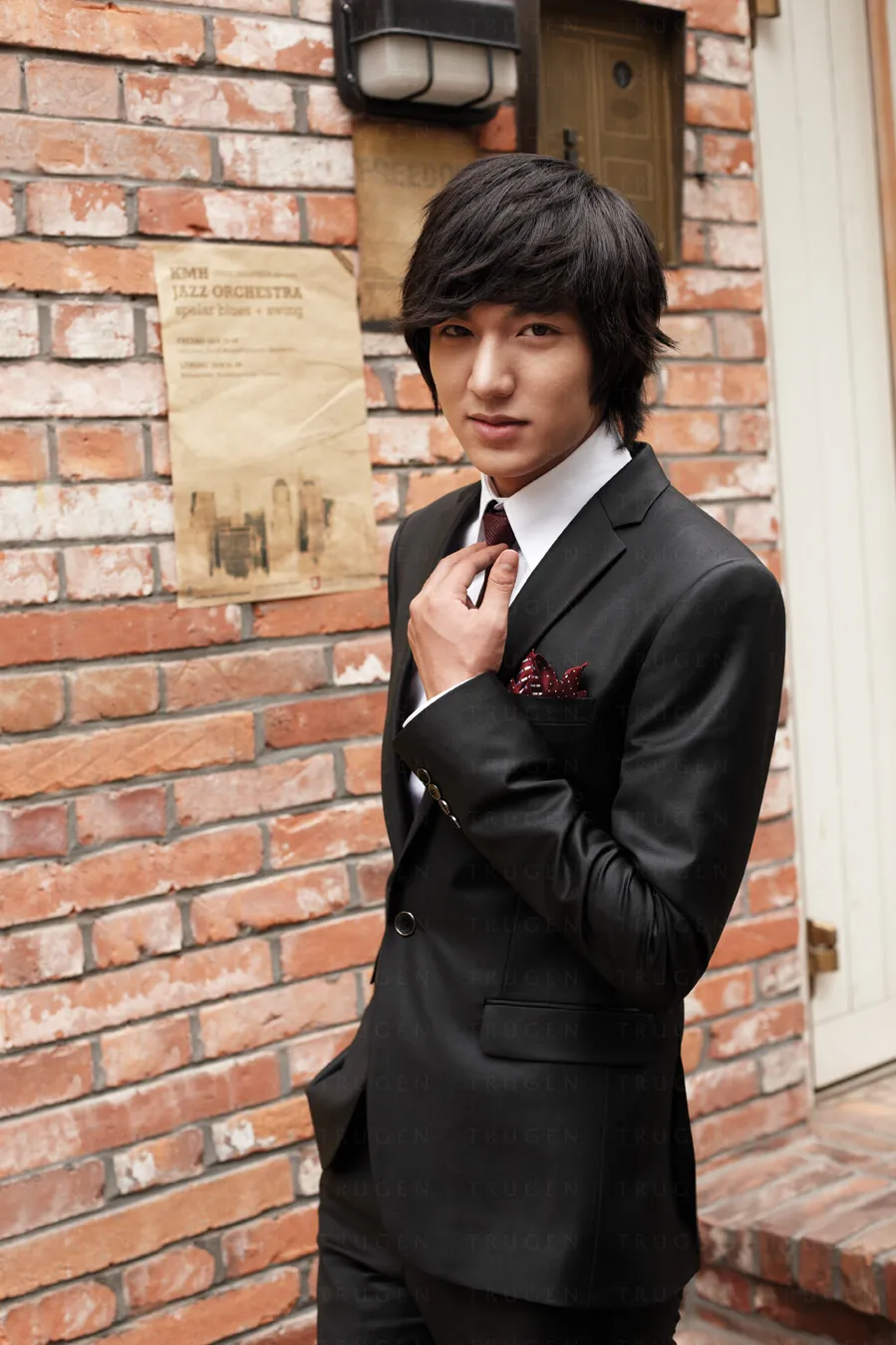 Lee Min Ho berduka karena salah satu fans yang dikenalnya meninggal dunia. ©listal.com