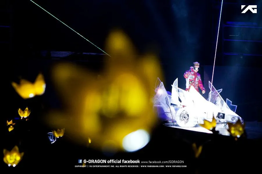 G-Dragon dengan mobil transparan di G-DRAGON 2013 WORLD TOUR, Thailand | Foto: YG Entertainment