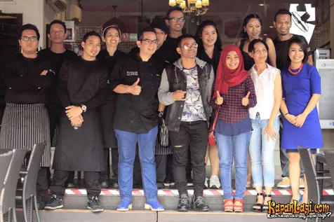 Foto bareng di depan restoran @foto: KapanLagi.com®/Adhib Mujaddid