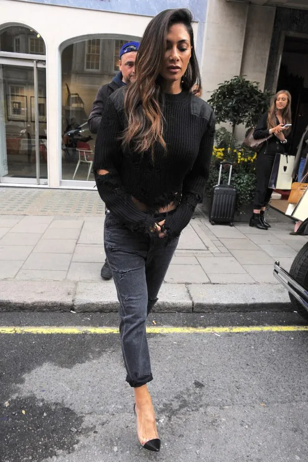 Tampil serba hitam, Nicole terlihat awet muda © Fameflynet via Mirror