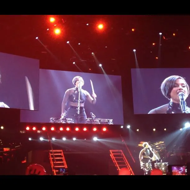 Woo-hoo! Seperti ini salah satu show Alicia Keys. ©Facebook/AliciaKeys