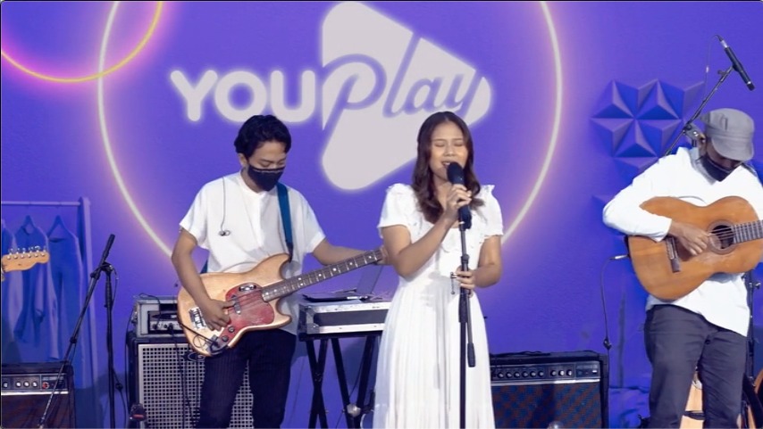Nadin Amizah performing at the first edition of YouPlay. (credit: Kapanlagi Youniverse)