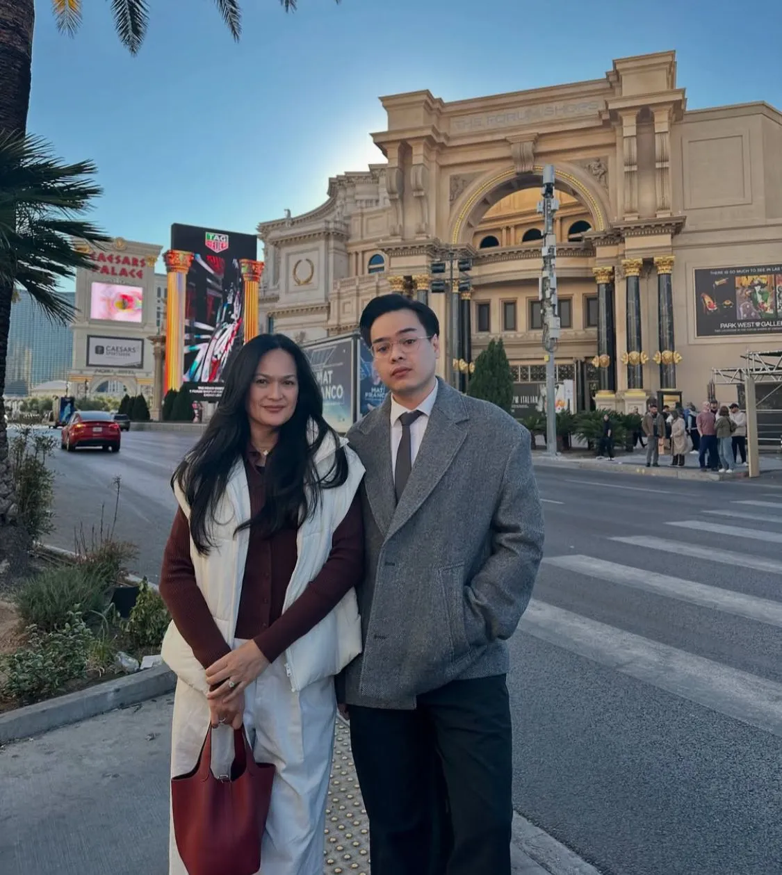 Jeje Soekarno Tampil Menawan di Foto Bersama Sang Ibu