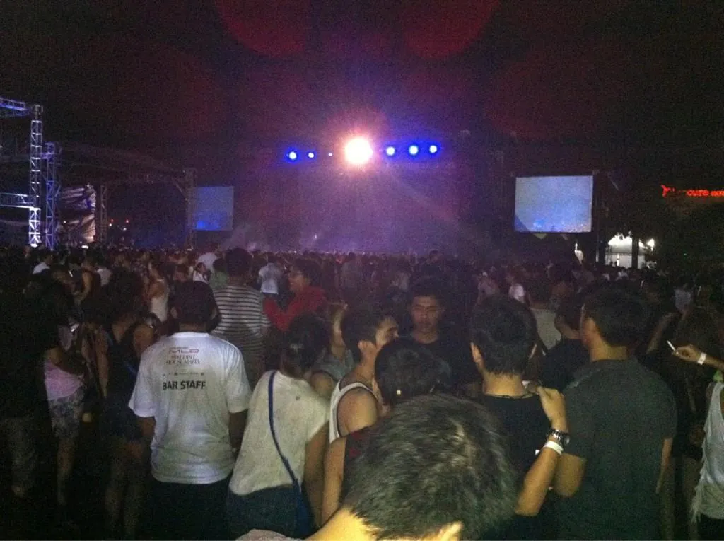 Tak peduli venue yang becek karena hujan, penonton tetap antusias. ©KapanLagi.com®