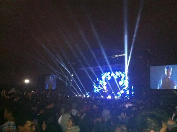 Tak peduli dengan siaga banjir, penonton ini tetap menghadiri konser Swedish House Mafia. ©KapanLagi.com