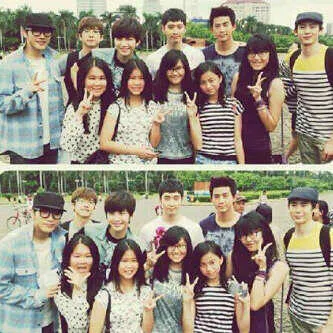 2PM berfoto dengan fans Indonesia di Monas via fangirl1215 twitter