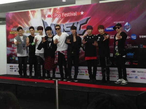 Super Junior di preskon Music Bank Jakarta dengan busana casual. ©@yes24indonesia via Sup3rjunior.com