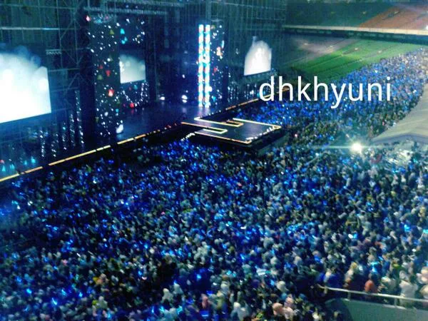 Penonton Music Bank di Jakarta. ©via sup3rjunior.com