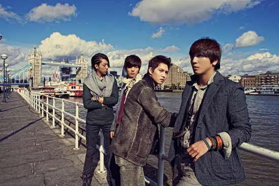 Berhasil meraih posisi teratas chart album Billboard. Selamat CN Blue ©soompi.com