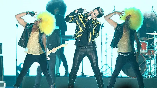 Tampilan Unik Adam Lambert