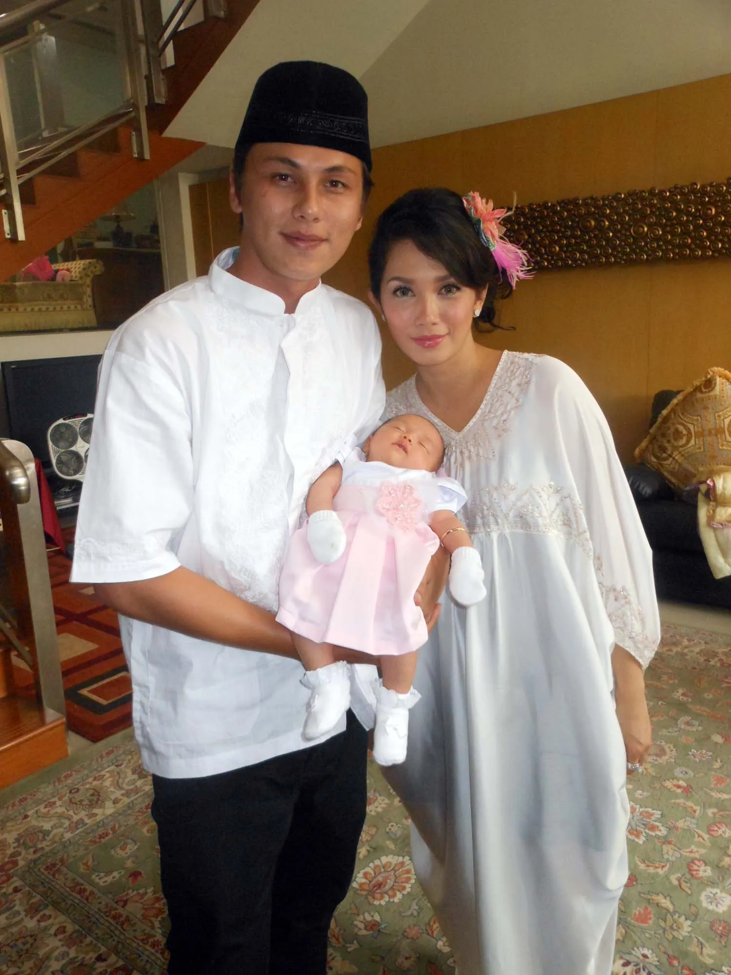 Andhika dan Ussy memperlihatkan putri cantik mereka, Ameera ©Aditia Saputra