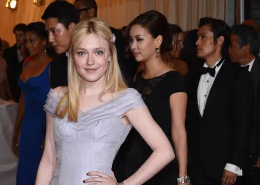 Dakota Fanning berdiri di depan 3 artis Korea Selatan saat 2012 US Metropolitan Institue Costume Gala ©soompi.com