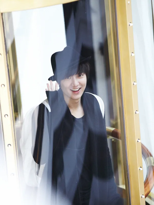 Lee Min Ho melambaikan tangannya. Promotor bakal membicarakan konsep yang berbeda untuk memanjakan penggemar di Indonesia. ©soheelover.wordpress