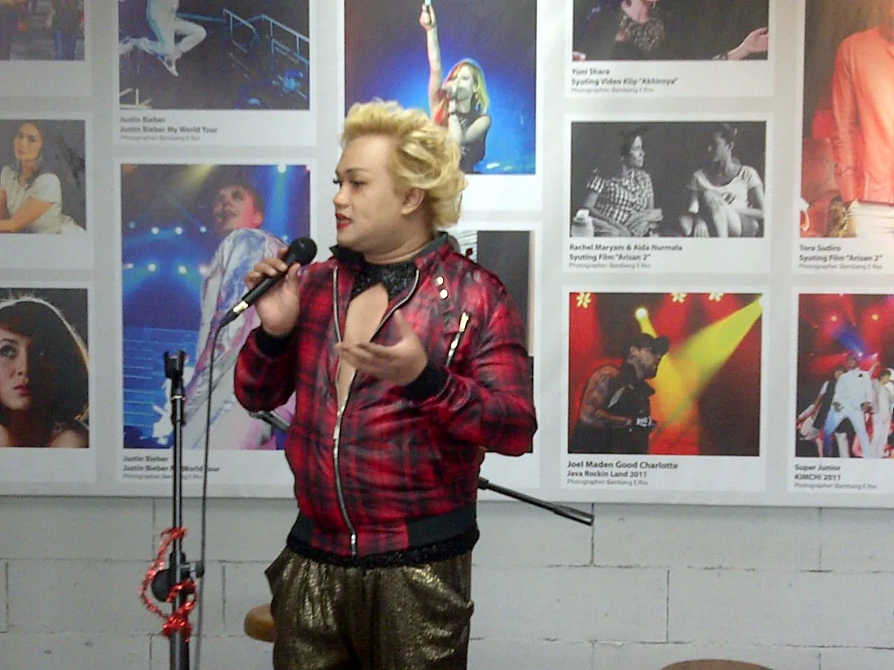 Tata Liem tampil membawakan Mandi Madu.