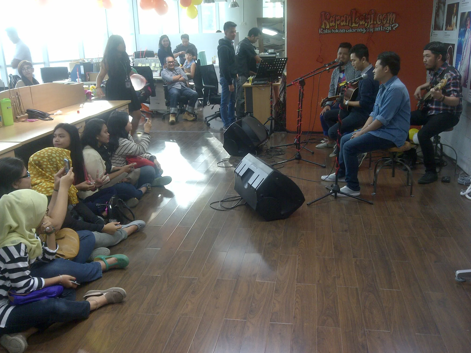 3 Composer tampil eksklusif di kantor KapanLagi.com® @KapanLagi.com®