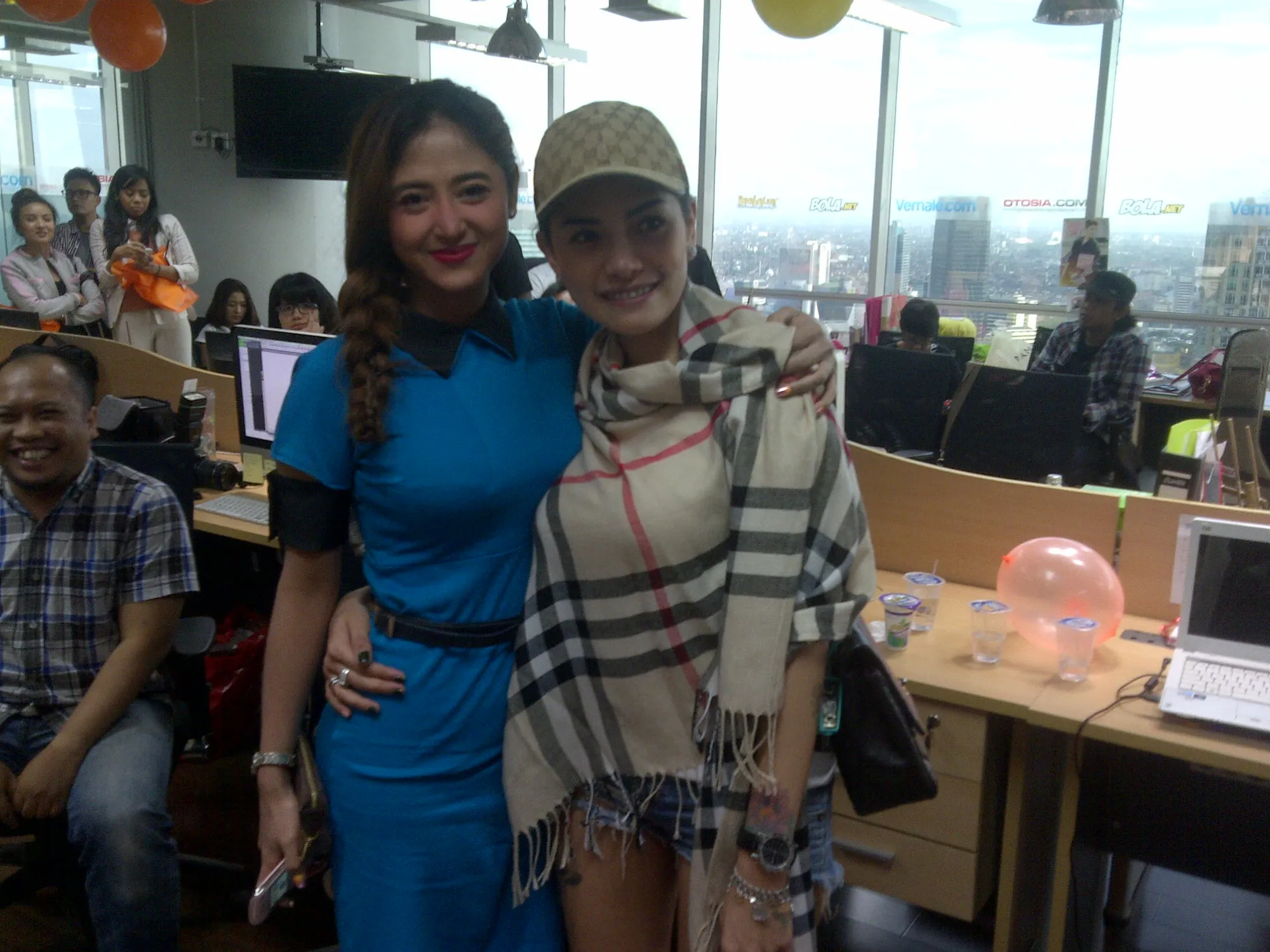 Dewi Perssik dan Nikita Mirzani
