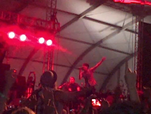 We Are Young memanaskan suasana foto:istimewa