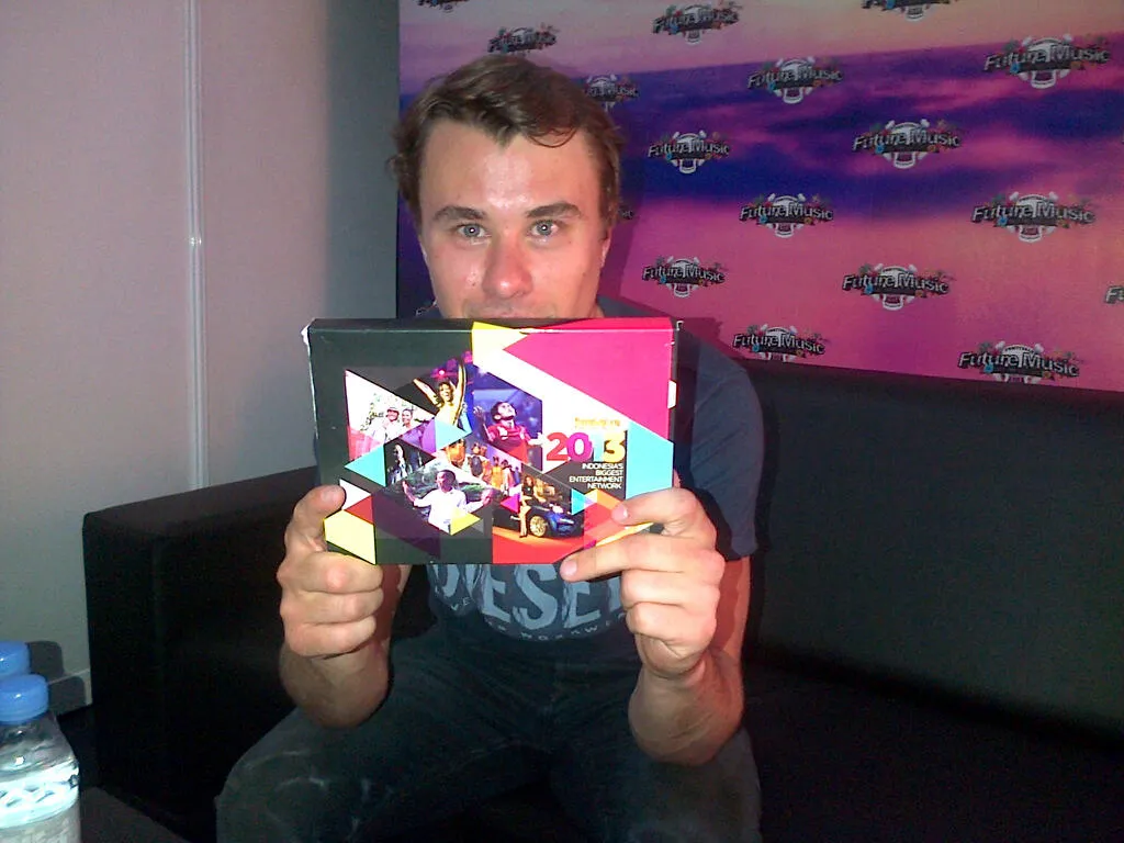 Ben Gold memamerkan souvenir dari KapanLagi.com®. ©Boo