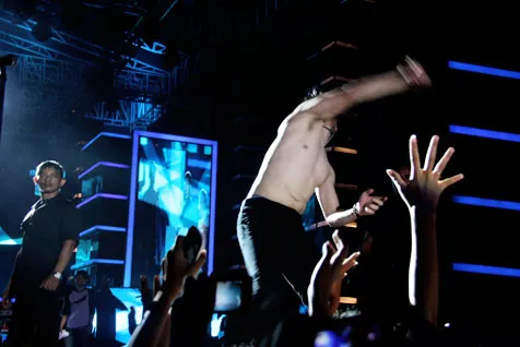 Lempar kaos untuk fans @foto: KapanLagi.com®