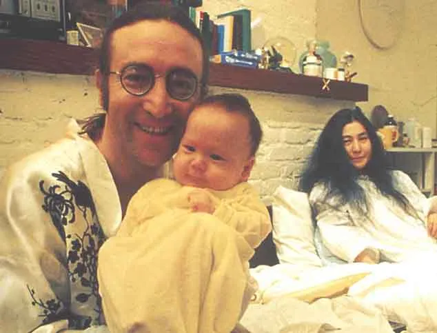 John Lennon menggendong putranya, Sean, sementara istrinya Yoko Ono tersenyum di belakang. He is looks like a family man, didn't he? @lisawallerroger.com