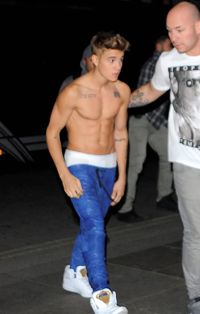 Justin Bieber tanpa baju @ justjared.com