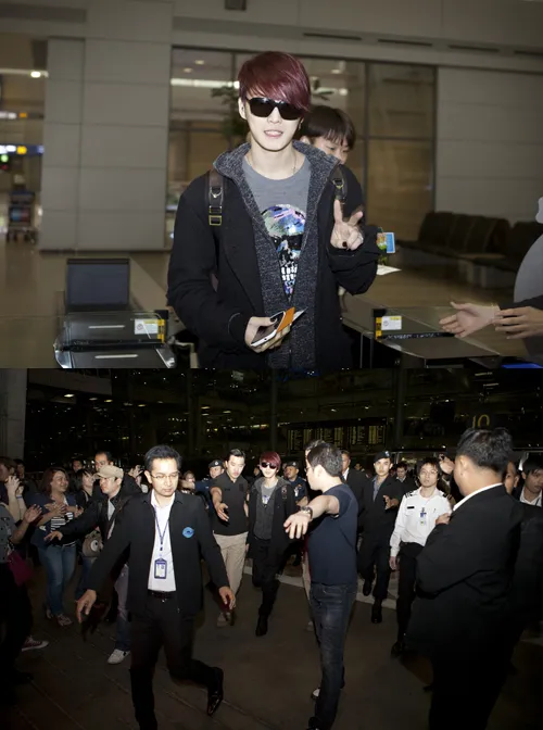 Sambutan antusias penggemar terhadap kedatangan Jaejoong di Thailand ©soompi.com