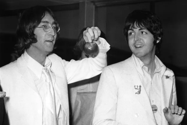 Paul McCartney bercanda bersama rekannya John Lennon @ultimateclassicrock.com