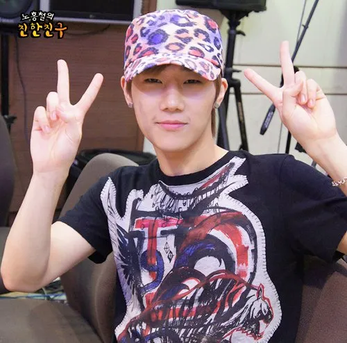 Suka meminjam baju dalam temannya, apakah kostum ini milik Sunggyu sendiri? ©fanpop.com