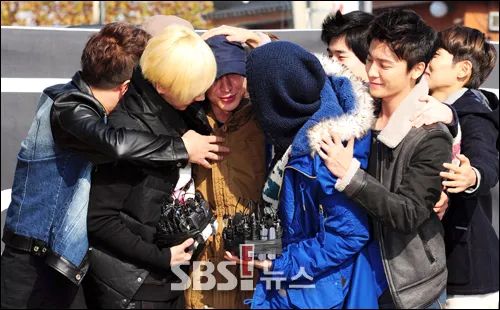 Berpisah, Leeteuk dipeluk oleh member Super Junior ©fanpop.com