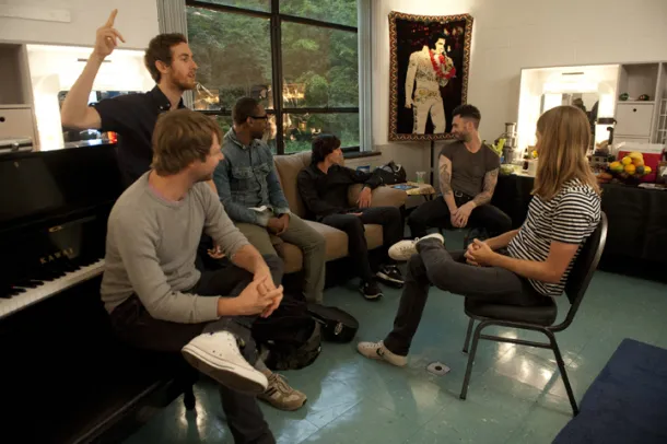 Klip Daylight terasa menyentuh dengan potongan rekaman penggemar yang menceritakan tentang ketakutan, kekecewaan dan hal-hal lain yang lazim dirasakan dalam hidup @news.cnet.com