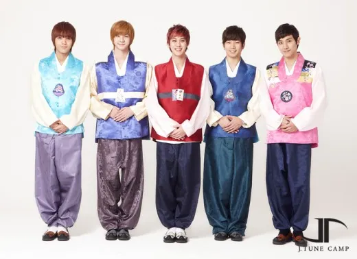 MBLAQ menyapa dengan baju tradisional Korea di tahun baru. ©soompi.com