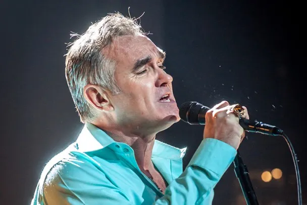 Morrissey disebutkan tak dapat meneruskan tur akibat pendarahan lambung @stereogum.com