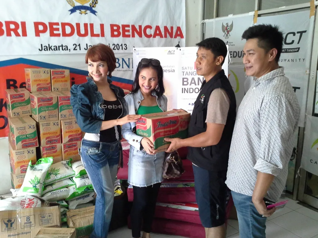 Suasana penyerahan bantuan Foto: Uji