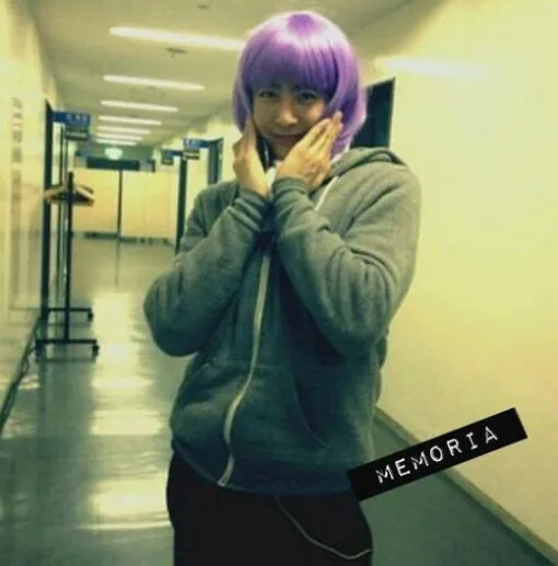 Nichkhun berpose dengan rambut Ungu. ©soompi.com