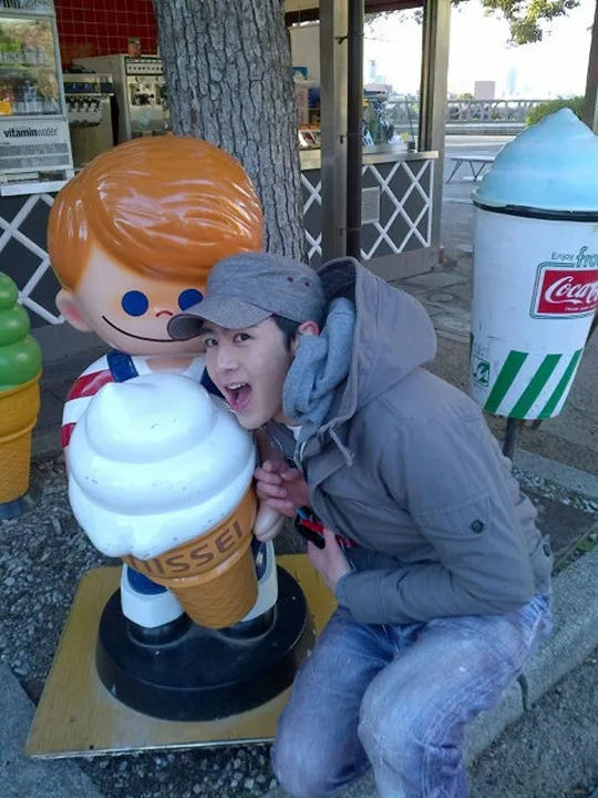 Nichkhun bermain-main dengan patung yang membawa ice cream.