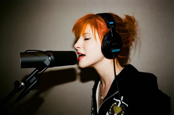 Hayley Williams merasa sangat bersemangat dan positif melalui karya terbaru bandnya ini @nme.com