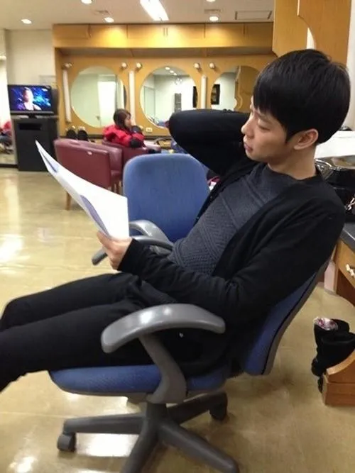 Yoochun JYJ tampak serius mempelajari naskah ©soompi.com