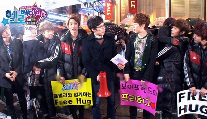 Boyfriend menghibur penggemar sambil menggendong dua 'anak' mereka ©soompi.com