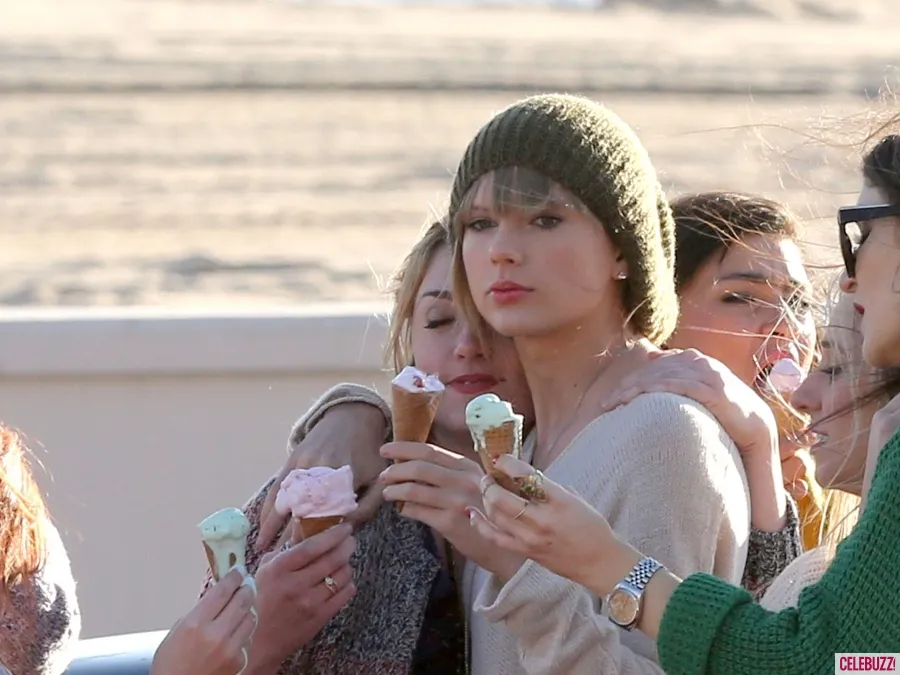 Bahkan dalam klip 22, disebutkan Taylor sengaja berdandan mirip seperti Harry Styles @www.celebuzz.com 