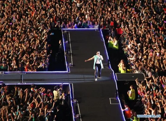 PSY saat menggelar konser Gangnam Style di depan balaikota Seoul ©english.sina.com