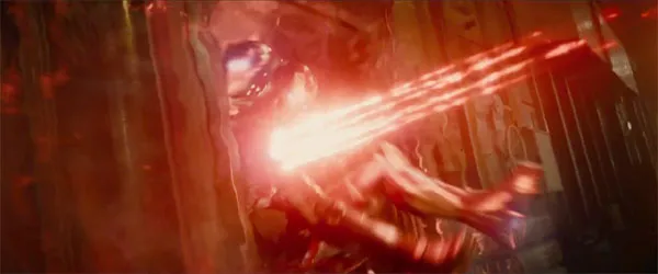 Iron Man dihantam ke tembok/© Marvel Entertainment