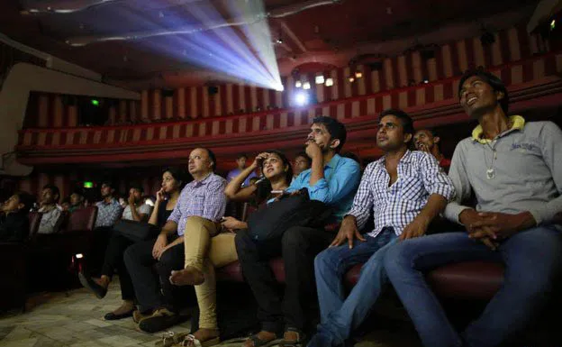 Begini suasana bioskop di Maratha Mandir saat pemutaran terakhir 'DDLJ'. @indianexpress