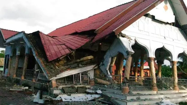 Rumah ambruk akibat gempa Bumi di Pidie Jaya © AFP/ZIAN MUTTAQIEN